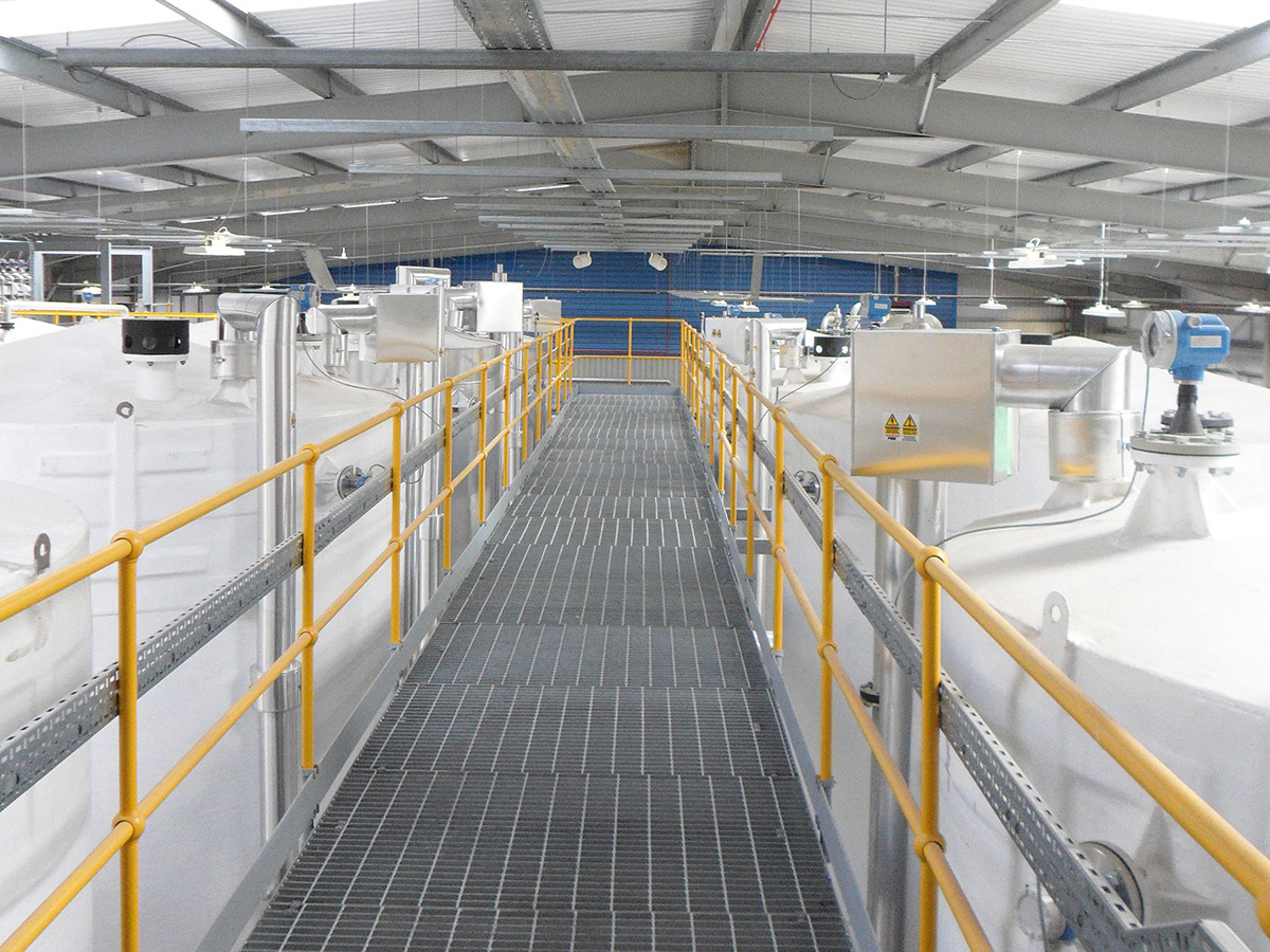 Mezzanine walkaway of large indoor tankfarm 