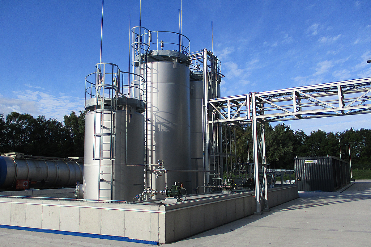Bulk liquid storage tanks with pipebridge to manufacturing